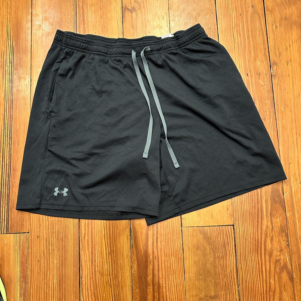 Under armour men’s black loose athletic shorts